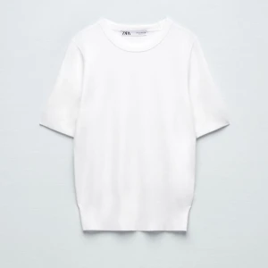 Stickad baströja - Vit stickad tröja från zara  Andvänd 1 gång  Inga defekter! 