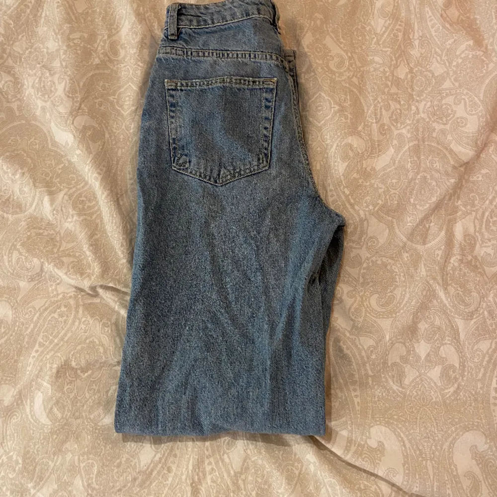 Never denim jeans strl W26 L32. Använt skick. Har hål längst ner vid fötterna.  Raka men skulle säga att de är mer åt baggy hållet.  . Jeans & Byxor.