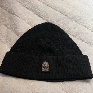 Parajumpers mössa  - En svart Parajumpers mössa. Sparsamt använd, i nyskick 
