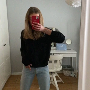 Svart sweatshirt Calando - En fin svart lite tunnare sweatshirt ifrån Calando. Den är använd men i bra skick! Storlek XS men passar även S