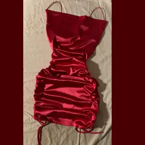 Rosa fin klänning med justerbara band på sidonra, för att göra den kortare eller längre. Använt ca 2 gånger och är i fortfarande bra skick. 