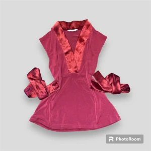 Vinröd topp - En jättefin, business topp som man knyter där bak. 