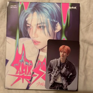 Straykids - Hej! Säljer detta skz postcard ver för 65kr! Allt på bilden följer med. Köparen står för frakten som är 43kr