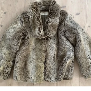 Päls jacka - Var lite stor på mig som brukar ha xs, strl m men mer s, lånade bilder från förra säljaren men är den jackan❤️ tryck gärna på köp direkt