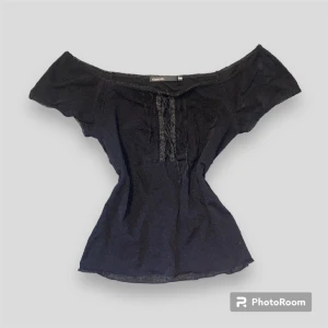 Söt svart topp - En jättefin och söt topp med fina detaljer vid brösten och mesh vid ärmarna. Kan bäras både som off-shoulder och ”vanligt”. Stor i bysten.  OBS på ena bilden har jag dragit in toppen så den ska sitta bättre på mig, dvs den är för stor på mig. 