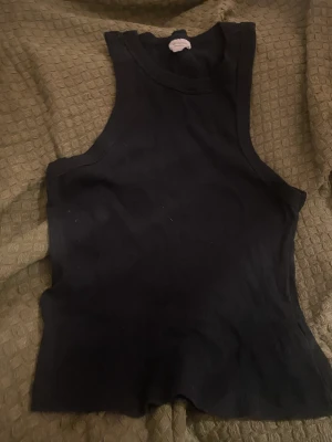 Halterneck linne - Elegant, svart linne med holkärm bara använt typ två gånger