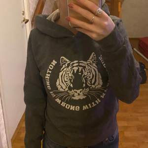 Väldigt gammal hoodie från Gina men sparsam använd, den har tyvärr blivit för liten för mig💞