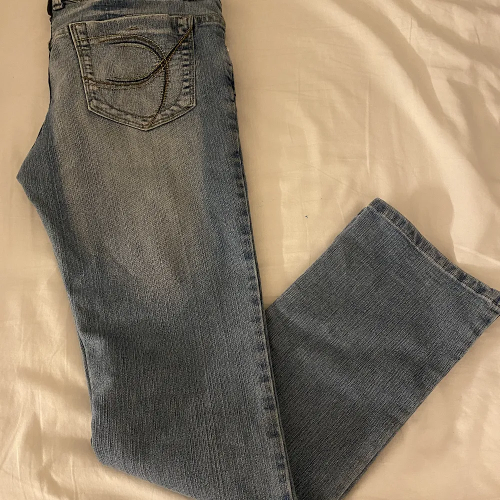 Säljer dessa super fina jeansen från Mohito bra skick inga defekter! Lågmidjade och bootcut 💗. Jeans & Byxor.