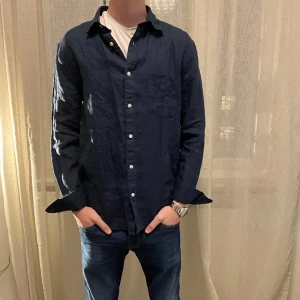 Brothers linneskjorta - Säljer en snygg linneskjorta från brothers - köpt för 500 i butik - skick 10/10 - använd två gånger