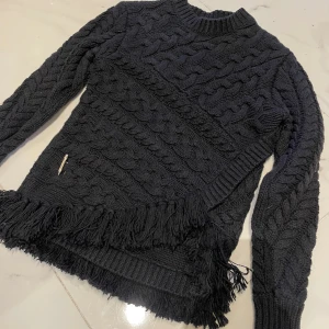 Stickad tröja Ted Baker - Svart kabelstickad stickad tröja från Ted Baker i nyskick, kommer tyvärr inte till användning 🌸 nypris ca 1900kr, strl S