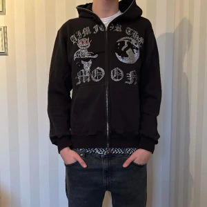 Aim for the moon hoodie  - En schysst hoodie som är lätt o styla Moddelen är 185 och väger 65 kilo. Tveka inte på att höra av er vid några funderingar.