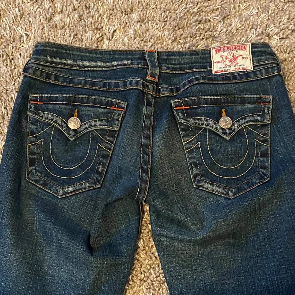 True religion jeans storlek 28! Väldigt bra skick 💕 Skriv för frågor, pris kan diskuteras :). Jeans & Byxor.