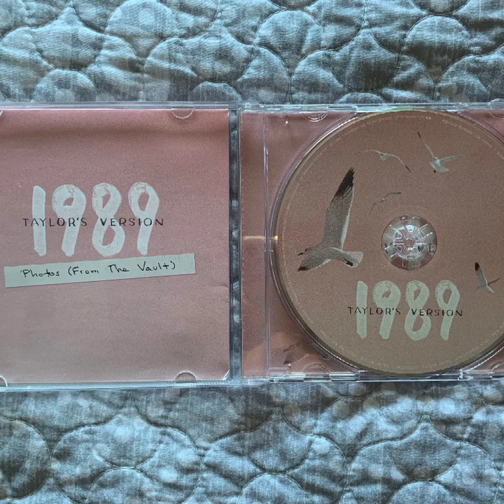 Säljer denna 1989 Taylor’s Version rose garden cd med polaroids och allt som ingick, oöppnad, bilderna är från min syster och internet för att visa innehållet :) beställd från England. Övrigt.