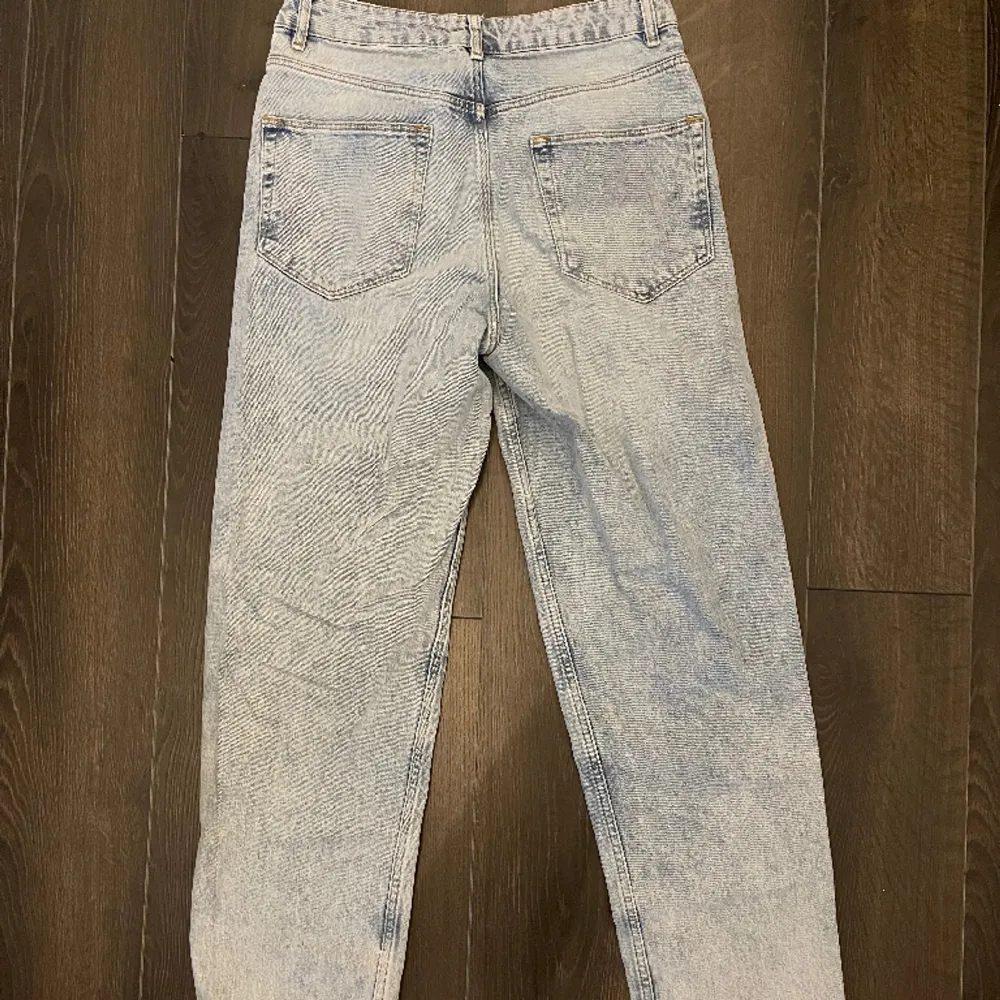 Asos Design Baggy Jeans i storlek W30 L32. Använt endast några gånger, bra skick! Tveka ej med att ställa frågor!. Jeans & Byxor.