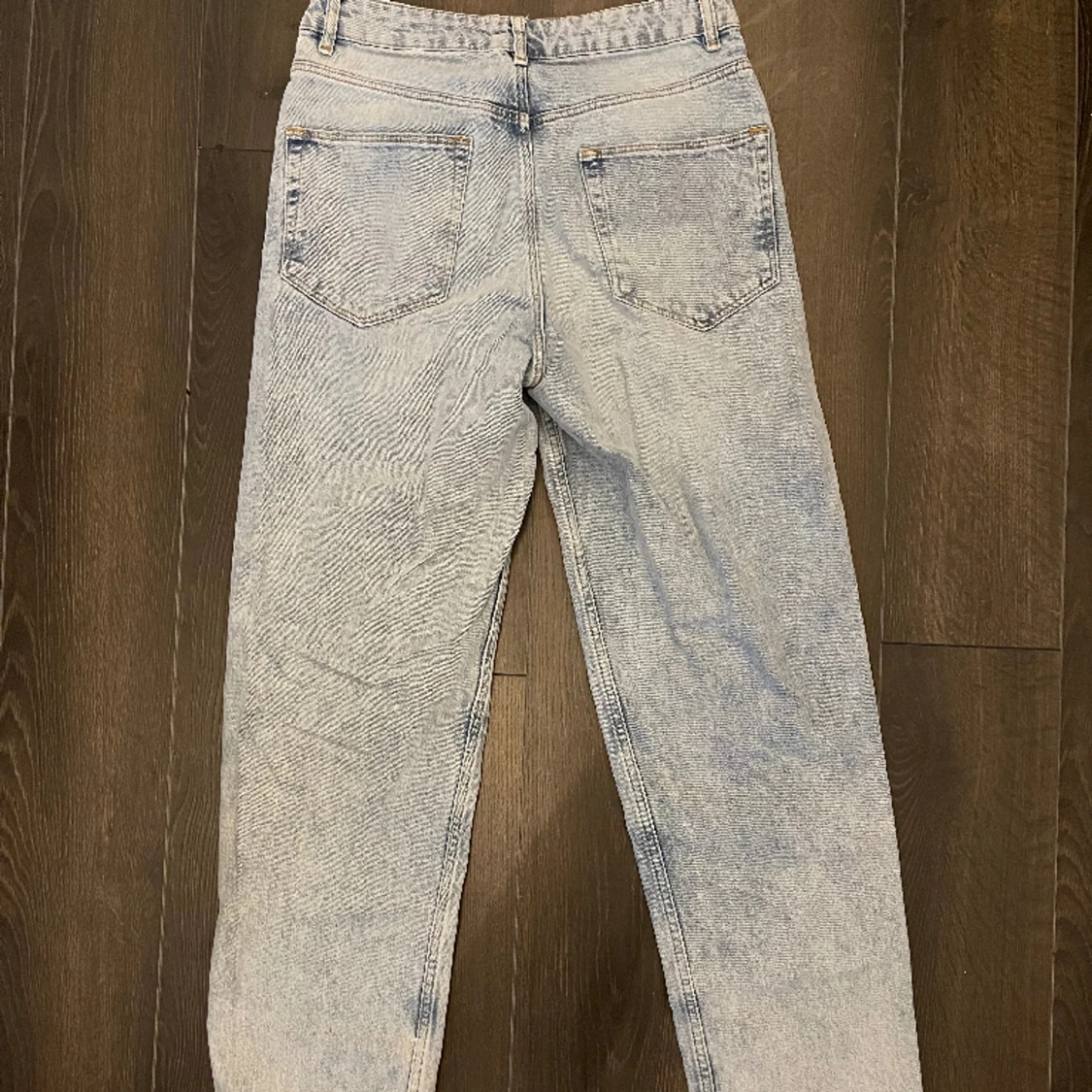 ASOS DESIGN - Ljusblå ”slitna” baggy jeans - 90