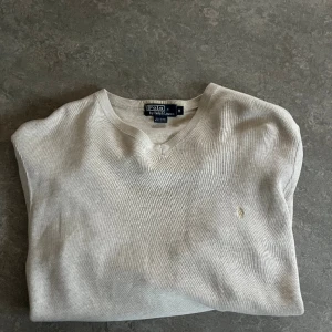 Ralph lauren - Polo Ralph Lauren tröja. 100% ull. Använd lite men riktigt bra skick utan defekter. Storlek M men sitter L. Pris kan diskuteras