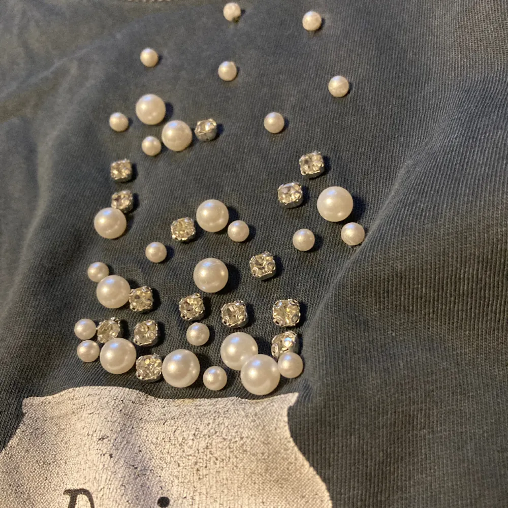 Söt t-shirt med pärlor från Stradivarius 🤍Mycket bra skick!!. T-shirts.