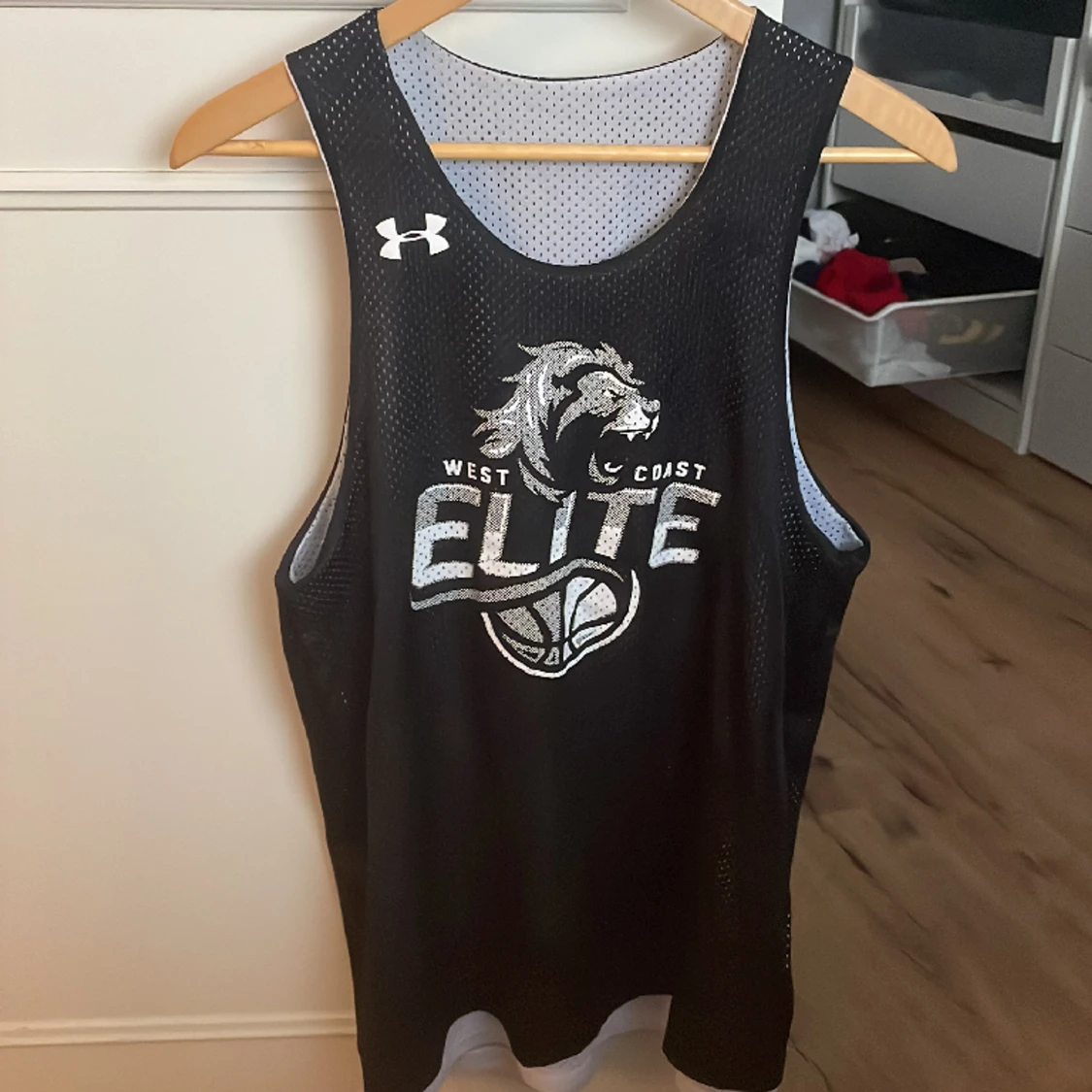 Basketbolls linne och örhängen