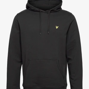 Lyle Scott hoodie - Säljer min svarta hoodie från Lyle Scott köpt för 899 i 7/10 skick för 199
