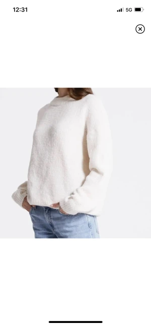Vit stickad tröja  - Jättefin vit stickad tröja, storlek L men oversized på mig som är s/m 💗skriv för fler bilder 