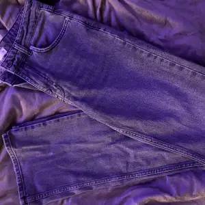 Säljer dessa supersnygga jeansen från Ginatricot. Aldrig använda bara testade💕 Nypris 500kr mitt pris 400. skick, 10/10.  Använd gärna köp nu 