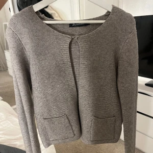 Stickad kofta - Säljer denna stickade kofta i fint skick utan defekter! 💓 Kan gå ner lite i pris vid snabb affär 