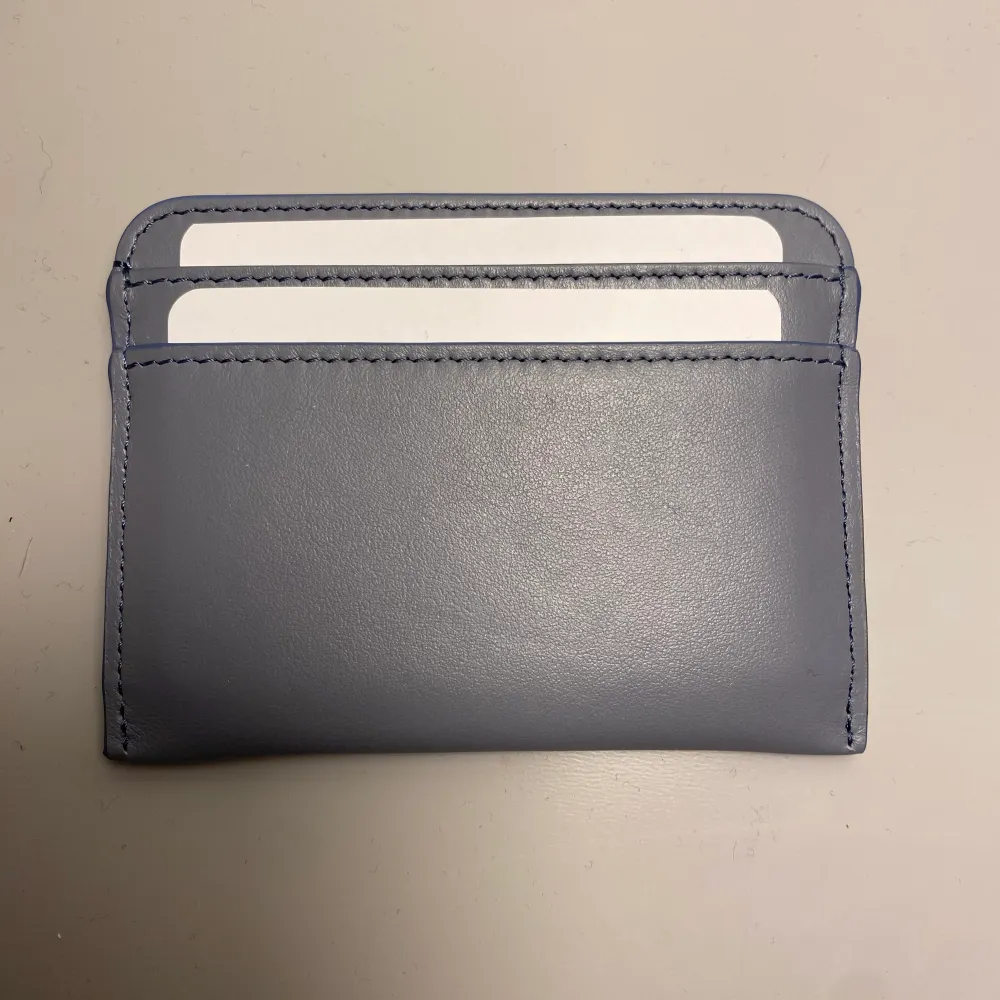 Säljer min helt nya chloé plånbok. Aldrig använt och i nyskick. Självklart äkta. Äkthesbevis samt distrahera och kartong medföljer. Pris kan diskuteras . Accessoarer.