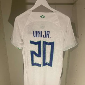 Brasilien Vinicius Junior #20 Tröja - Real Madrid 🏆 Perfekt Skick 🏆 Vini JR. #20 🏆  Vi säljer denna fräscha landslagströja för endast 449 kronor!  Hör av dig vid funderingar!