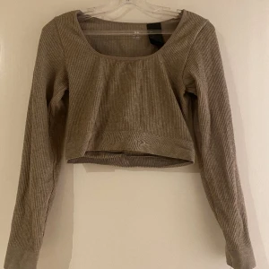 Tröja  - Tränings tröja från H&M! Tröjan är oanvänd förutom att jag har prövat den. Den är lite mer åt magtröja hållet så man är medveten om det och ribbad! 50kr+frakt 