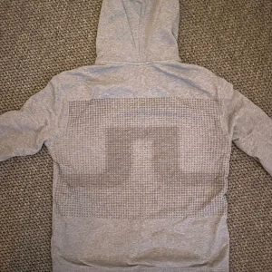 J.Lindeberg sip hoodie - Fint skick ser ut som ny. Skriv vid mer frågor.