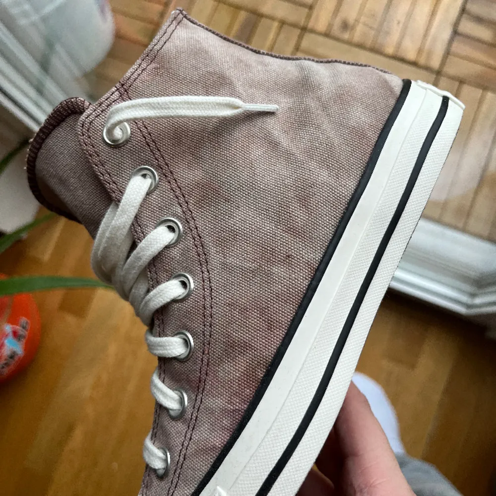 Converse skor, helt nya som tyvärr aldrig kommit till användning hos mig! :) Beige/brun färg. Skor.