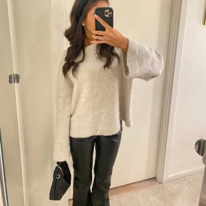 Svarta bootcut skidbyxor  - Jätte fina midwaist skinbyxor byxor från Ginatricot, är 155 och dem är väldigt långa på mig ! 🖤