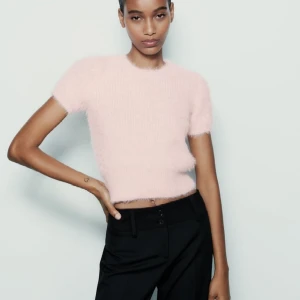 Zara topp rosa med pälseffekt  - Säljer denna jätte finna rosa  toppen från zara då den tyvärr är lite liten! Aldrig använd med lappen fortfarande kvar, köpt för 259kr hoss Zara ❤️