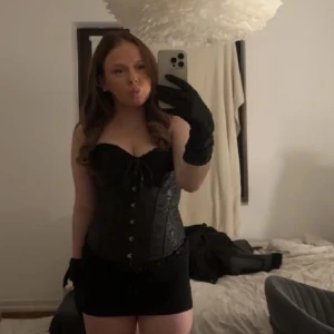 Korsett - Säljer denna superfina korsett då den inte kommer till användning, använd endast 1 gång. Storlek M men man kan spänna åt den så passat vem som helst. 