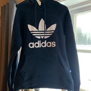 Adidas hoodie  - Helt ny aldrig använd  Nypris 300