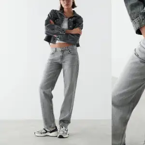 Low waisted jeans i grå färg straight modell. Fint skick❣️