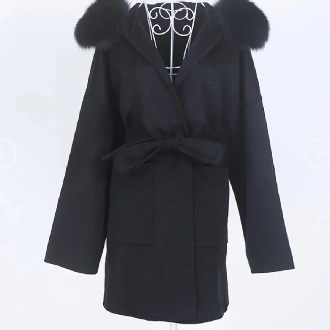 Svart kappa med päls