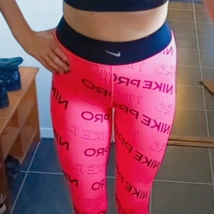 Rosa Nike leggings i nyskick - Sitter tight och skönt, höga upptill och håller in magen 