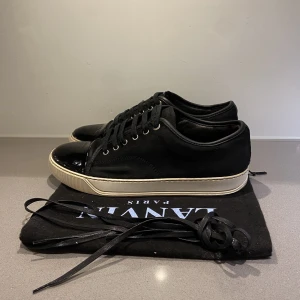 Svarta Lanvin skor - Tjena, säljer nu mina riktigt schyssta och fräscha lanvins. Skick: 8,5/10 pga lite färg som släppt på toecapen,  Storlek: 43-44. Det som följer med är skorna, lanvin ”påse”, oanvända skosnören och kvitto! Vid intresse av mer info skicka ett medelande!