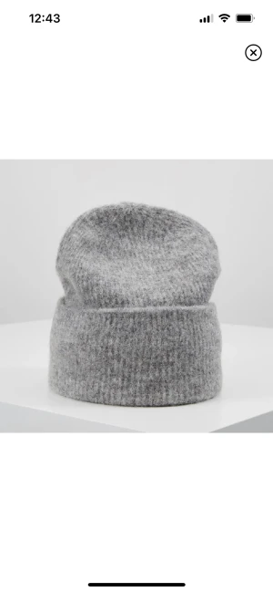 Samose samose mössa - Säljer denna samose samose mössan då den inte passa mig❣️inga defekter eller liknande