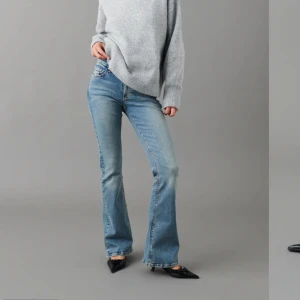 lågmidjade jeans från gina  - Jätte snygga jeans från gina med en fin tvätt, säljer då dom är lite för små för mig  