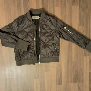 Calvin Klein Jacka Dam Stl M - En jätte snygg och tidlös modell från Calvin Klein. Kortare quiltad modell inspirerad bomberjacka.Jackan har otroligt snygg passform och är av bra kvalitet. Inga skavanker. I fint skick