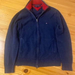 Tommy Hilfiger zip - Säljer den här stickade Tommy Hilfiger tröjan billigt då den inte längre passar💪 Skicket är 9/10 och pris kan även diskuteras🔥🔥