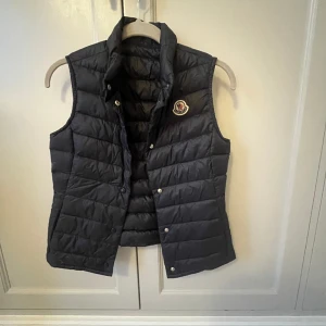 Moncler väst - Jag säljer den här jättefina Moncler västen som har blivit för liten. Den är i jättebra skick och andvända 1 gång.💕💕