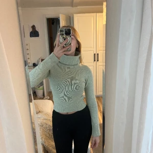Turtleneck - Polotröja/turtleneck från Filippa K! Jag har sytt i den själv så att den ska bli lite kortare, fråga gärna om ni vill se bilder på stygnen <3 