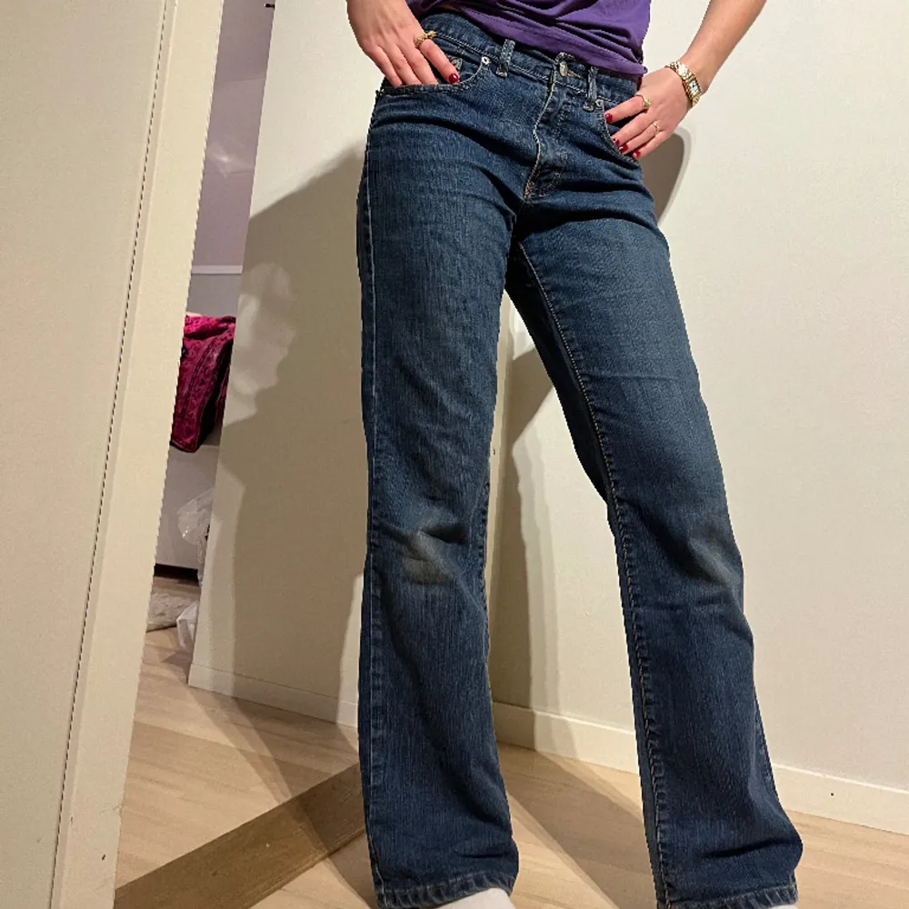 De är midwaist och bootcut, fina fickor och passform. Finns även mörkbrun läder ”Calvin Klein” ”lapp” bakpå byxans överkant. Modellen på bilden är 165 cm lång, byxorna är size 6 <3 . Jeans & Byxor.