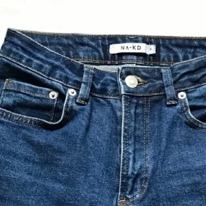 Jeans  - Jeans med rak passform i en mörkblå tvätt. Jag är 166 och dom passar på längden. Mycket bra skick. Köpta för 500kr 🎀Skriv gärna för fler bilder 💖