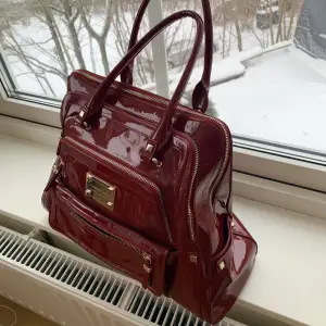 Röd lackväska köpt på second hand. Inga defekter och ser nu ut. Köparen står för frakten!❤️ tar Swish eller köp via appen!