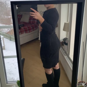 Glitterklänning - Använd en gång på nyår för 2 år sen. Inga defekter. Mesh tyg med lila/svart glitter över. Passar xs-s❤️