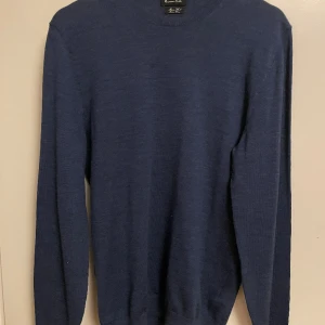 Massimo dutti merino - En merino tröja från Massimo dutti. Inga tecken på användning. Färgen är i blå och storlek M. Nypris 600kr